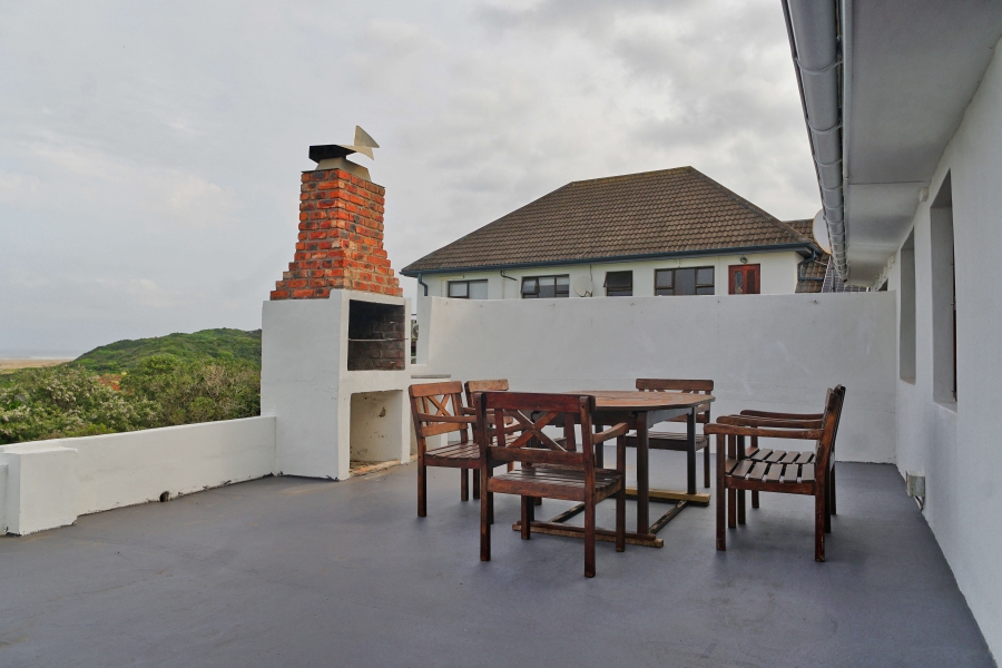 6 Bedroom Property for Sale in Cove Rock Eastern Cape